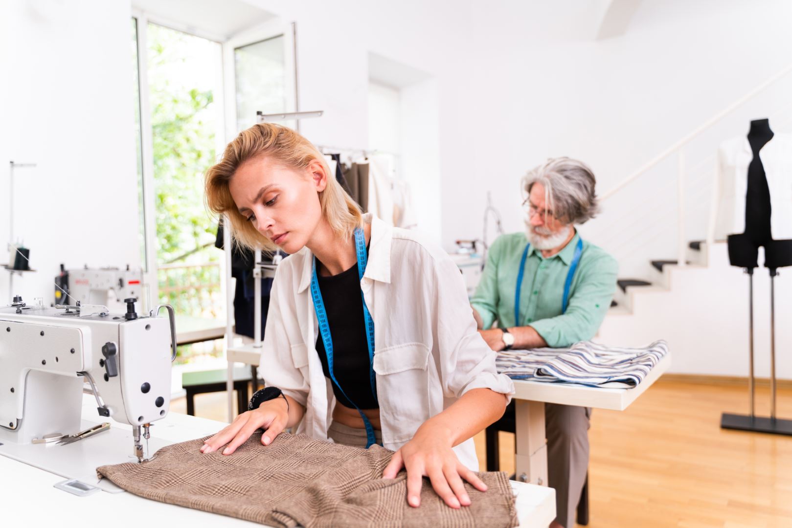 team-of-fashion-designers-at-work-2023-11-27-05-01-15-utc (Grandi)